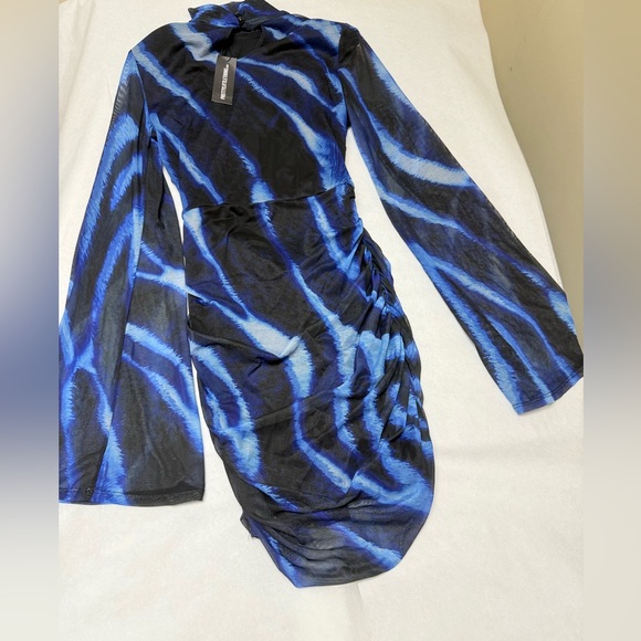NWT:PrettyLittleThing Abstract Print Mesh Cut Out Flared Sleeve Bodycon Dress - Picture 5 of 10